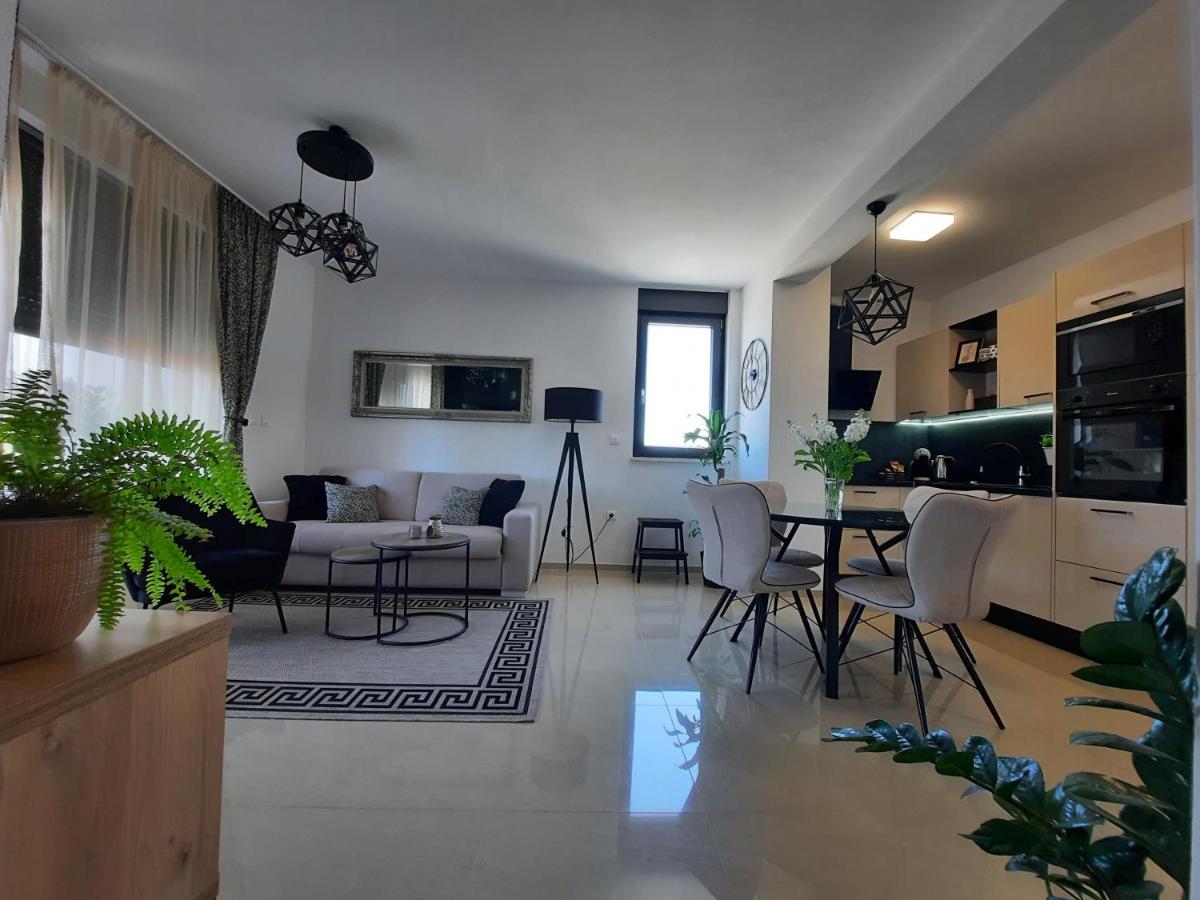 Enjoy Pula - New Apt With Terrace And Free Parking Garage Exterior foto