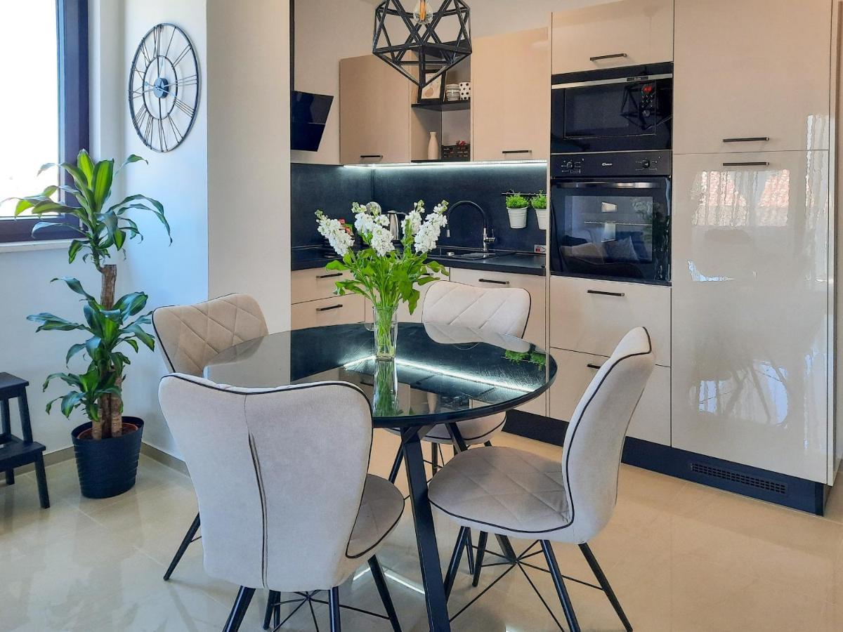Enjoy Pula - New Apt With Terrace And Free Parking Garage Exterior foto